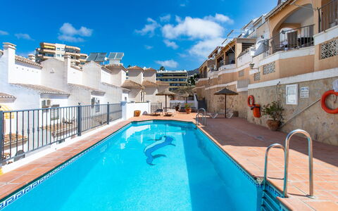 Velez: Water, Cloud, Building, Sky, Property, Swimming Pool, Azure, House, Body Of Water, Window