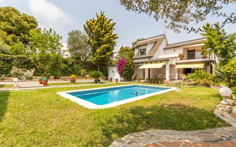 El Garrofer: Water, Building, Plant, Sky, Daytime, Property, Swimming Pool, Azure, Window, Tree