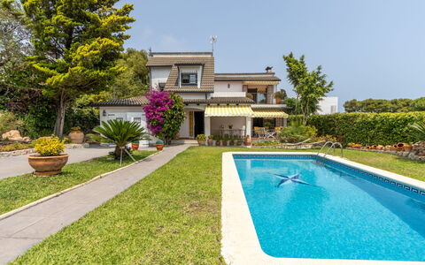 El Garrofer: Water, Building, Plant, Sky, Daytime, Property, Swimming Pool, Azure, Window, Tree