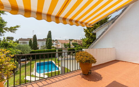 El Garrofer: Water, Building, Plant, Sky, Daytime, Property, Swimming Pool, Azure, Window, Tree