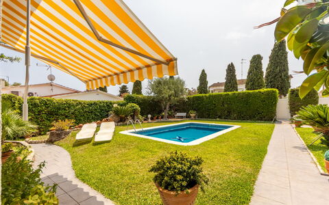 El Garrofer: Water, Building, Plant, Sky, Daytime, Property, Swimming Pool, Azure, Window, Tree