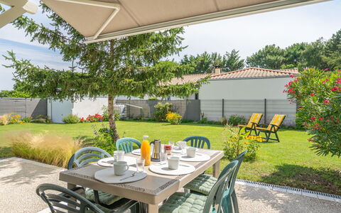 Villa Margarin: Water, Building, Plant, Sky, Daytime, Property, Swimming Pool, Azure, Window, Tree