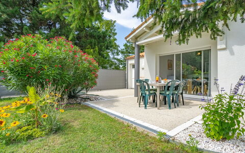 Villa Margarin: Water, Building, Plant, Sky, Daytime, Property, Swimming Pool, Azure, Window, Tree