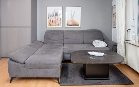 Schlüchtermann: Furniture, Wood, Flooring, Floor, Couch, Living Room, Interior Design, Wood Flooring, Table, Comfort