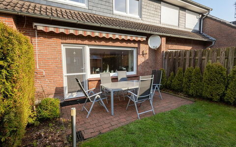 Schlüchtermann: Brick, Home, House, Residential Area, Door, Furniture, Brickwork, Garden, Wood Stain, Flowerpot