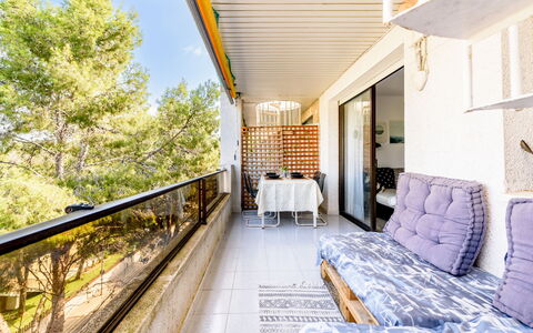 Uolas: Apartment, Shade, Balcony, Condominium, Outdoor Furniture, Chair, Fence, Daylighting, Eco Hotel, Deck