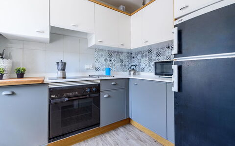 Uolas: Kitchen Appliance, Kitchen, Countertop, Major Appliance, Cabinetry, Kitchen Stove, Flooring, Wood, Interior Design, Home Appliance