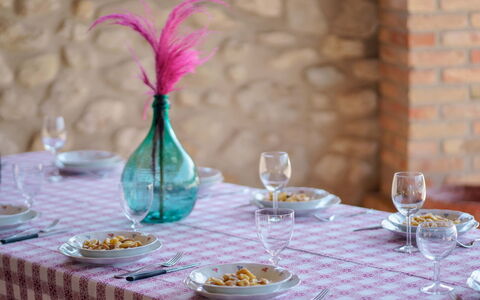 Villa Pagannoni: Tableware, Table, Furniture, Drinkware, Food, Stemware, Dishware, Tablecloth, Textile, Decoration