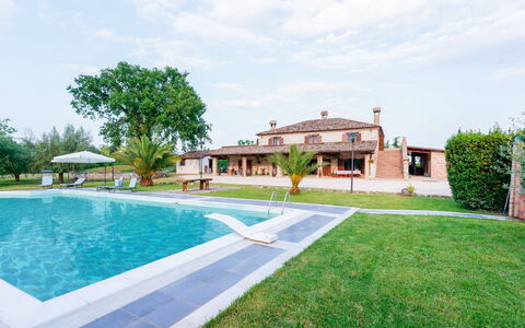 Villa Pagannoni: Water, Sky, Cloud, Plant, Building, Property, Tree, Swimming Pool, House, Grass