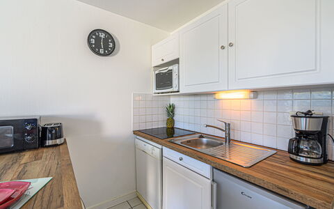 Les Eiders: Cabinetry, Countertop, Sink, Kitchen Stove, Kitchen, Kitchen Appliance, Home Appliance, Wood, Kitchen Sink, Clock