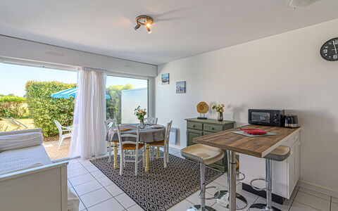 Les Eiders: Property, Table, Furniture, Lighting, Interior Design, Chair, Wood, Floor, Living Room