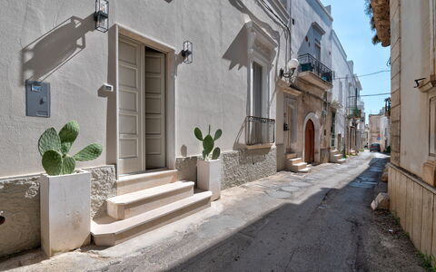 Dimora Cocchi: Building, Plant, Window, Azure, Sky, Road Surface, Flowerpot, House, Neighbourhood, Houseplant