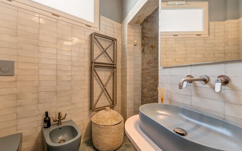 Dimora Cocchi: Plumbing Fixture, Property, Bathtub, Tap, Product, Bathroom, Wood, Interior Design, Lighting, Architecture