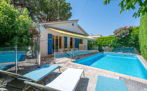 La Vigne: Sky, Plant, Furniture, Plant Community, Table, Natural Landscape, Chair, Land Lot, Outdoor Furniture, Tree