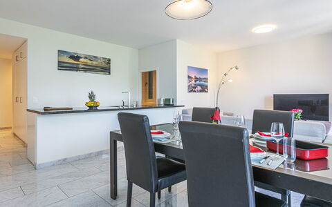Le Jazz: Furniture, Table, Chair, Building, Interior Design, Desk, Computer Desk, Floor