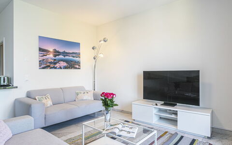 Le Jazz: Couch, Furniture, Picture Frame, Comfort, Table, Interior Design, Houseplant, Floor, Living Room