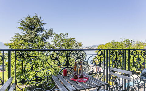 Le Jazz: Sky, Plant, Rectangle, Water, Outdoor Furniture, Grass, Fence, Landscape, Art, Leisure