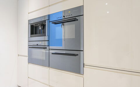 Le Jazz: Cabinetry, Kitchen Appliance, House, Home Appliance, Refrigerator, Building, Gas, Major Appliance, Flooring, Kitchen