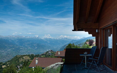 Bonâme: Tableware, Sky, Table, Property, Plant, Furniture, Building, Cloud, Dishware, Cup
