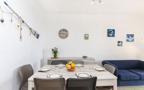 Riells Platja: Tableware, Sky, Table, Property, Plant, Furniture, Building, Cloud, Dishware, Cup