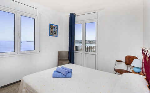 Riells Platja: Tableware, Sky, Table, Property, Plant, Furniture, Building, Cloud, Dishware, Cup