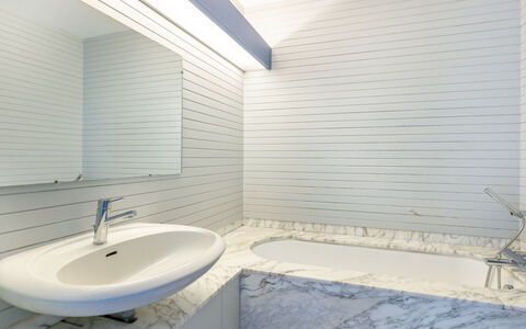 Les Miradors: Tap, Plumbing Fixture, Sink, Building, Wood, Bathroom Sink, Bathroom, Interior Design, Flooring