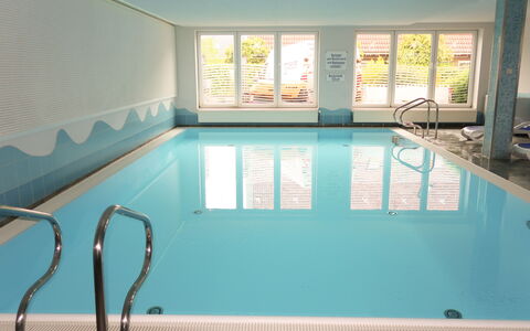 Meerzeit i: Water, Property, Swimming Pool, Azure, Architecture, Interior Design, Floor, Flooring, Wood, Building