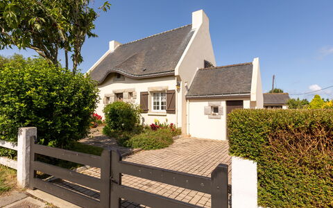 L'Ilet: Plant, Building, Sky, Property, Window, House, Tree, Land Lot, Cottage, Road Surface