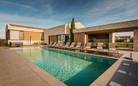 Vigneto: Water, Sky, Cloud, Plant, Swimming Pool, Building, Azure, Window, House, Interior Design