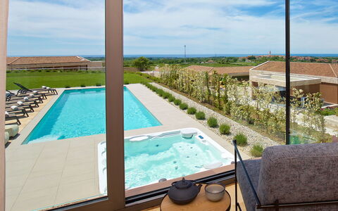 Vigneto: Water, Cloud, Sky, Building, Plant, Window, Swimming Pool, Tree, House, Leisure