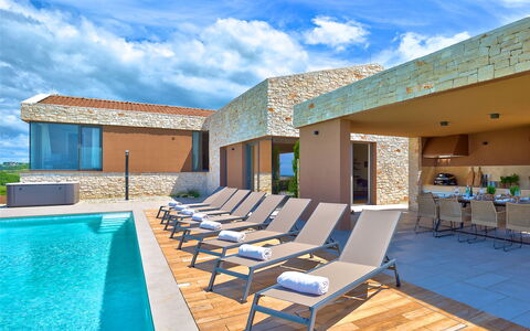 Vigneto: Water, Cloud, Sky, Building, Plant, Window, Swimming Pool, Tree, House, Leisure