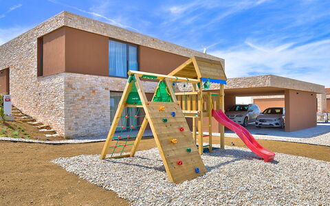 Vigneto: Water, Cloud, Sky, Building, Plant, Window, Swimming Pool, Tree, House, Leisure