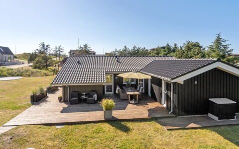 Gun - 450M from the Sea: Swimming Pool, Resort Town