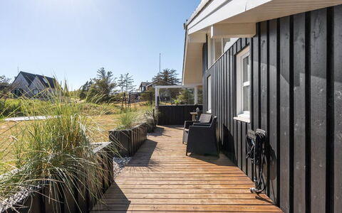 Gun - 450M from the Sea: Swimming Pool, Resort Town