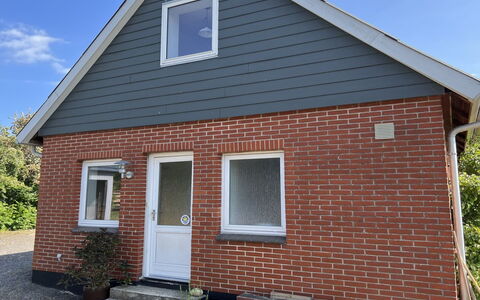Riitta - 250M from the Sea: Vegetation, Shrub, Spring, Cottage, Garden, Shade, Backyard, Yard, Chair