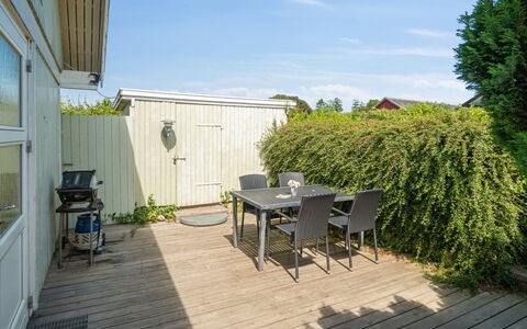Eliene - 400M from the Sea: Shrub, Land Lot, Garden, Deck, Plank, Shade, Backyard, Hardwood, Landscaping, Yard
