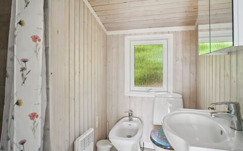 Isto - 250M from the Sea: Wall, Wood, Flooring, Interior Design, Floor, Plumbing Fixture, Ceiling, Bathroom Sink, Bathroom, Home