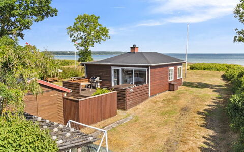 Mirkka - 50M from the Sea: Blue, Shrub, Cottage, Groundcover, Garden, Estate, Shade, Landscaping, Farmhouse, Eco Hotel