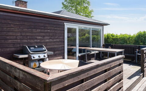 Mirkka - 50M from the Sea: Blue, Shrub, Cottage, Groundcover, Garden, Estate, Shade, Landscaping, Farmhouse, Eco Hotel