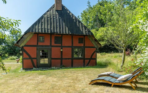 Elvin - 2.7Km from the Sea: Roof, Home, Door, Cottage, Shade, Siding, Yard, Estate, Backyard