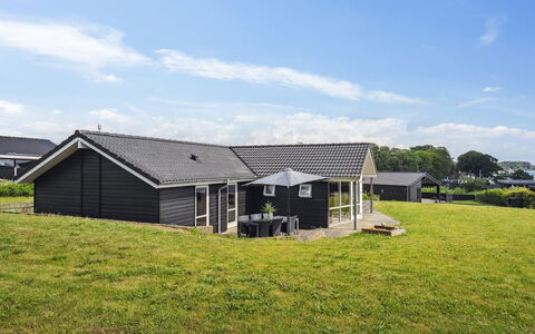 Geeske - 150M from the Sea: Blue, Shrub, Cottage, Groundcover, Garden, Estate, Shade, Landscaping, Farmhouse, Eco Hotel