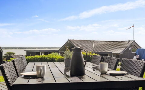 Geeske - 150M from the Sea: Blue, Shrub, Cottage, Groundcover, Garden, Estate, Shade, Landscaping, Farmhouse, Eco Hotel