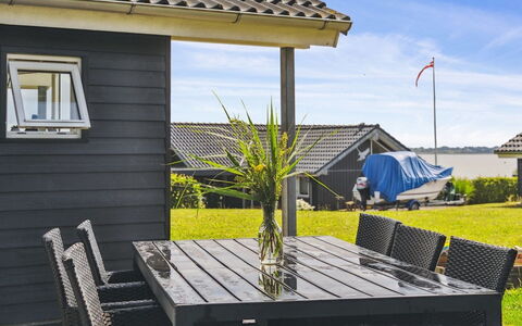Geeske - 150M from the Sea: Blue, Shrub, Cottage, Groundcover, Garden, Estate, Shade, Landscaping, Farmhouse, Eco Hotel