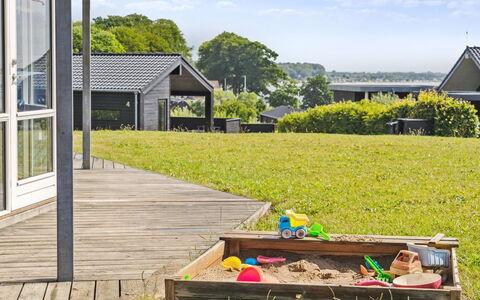 Geeske - 150M from the Sea: Blue, Shrub, Cottage, Groundcover, Garden, Estate, Shade, Landscaping, Farmhouse, Eco Hotel