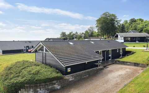 Geeske - 150M from the Sea: Blue, Shrub, Cottage, Groundcover, Garden, Estate, Shade, Landscaping, Farmhouse, Eco Hotel