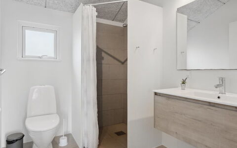 Geeske - 150M from the Sea: Flooring, Floor, Wall, Plumbing Fixture, Wood, Bathroom, Sink, Ceiling, Interior Design, Bathroom Sink