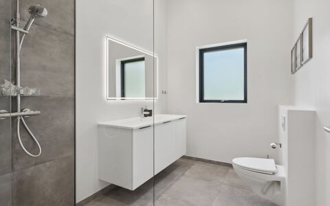 Robert - 30Km from the Sea: Flooring, Floor, Wall, Plumbing Fixture, Interior Design, Bathroom, Ceiling, Mirror, Sink, Tap
