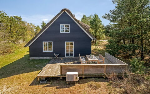Enya - 1.2Km from the Sea: Cottage, Shed, Hut, Farmhouse, Prairie, Shack, Barn, Log Cabin, Garden Buildings