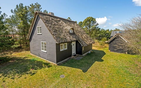Enya - 1.2Km from the Sea: Cottage, Shed, Hut, Farmhouse, Prairie, Shack, Barn, Log Cabin, Garden Buildings
