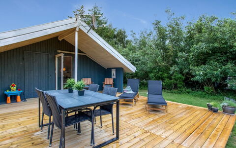 Frender - 800M to the Fjord: House, Home, Residential Area, Roof, Cottage, Land Lot, Estate, Yard, Garden, Siding